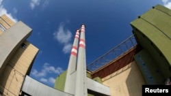 A paksi atomerőmű négyes reaktorblokk épületének részlete 2011. március 21-én