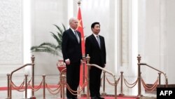 Az akkori kínai alelnök, Li Yuanchao és Joe Biden, akkor még amerikai alelnök egy pekingi ünnepségen, 2013. december 4-én.