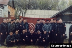 Павло Губарєв (нижній ряд, третій ліворуч) на груповому фото з членами російської ультранаціоналістичної групи «Російська національна єдність»