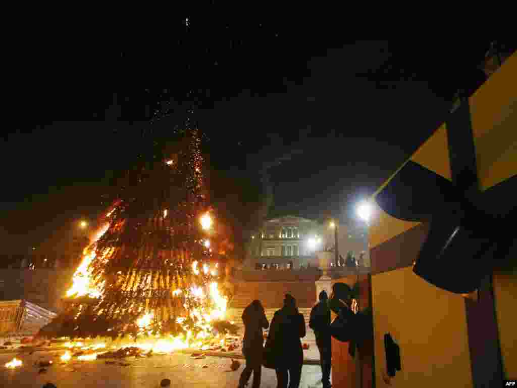 20.12.2008. - Nemiri u Grčkoj ne jenjavaju - Neredi u Grčkoj i dalje ne jenjavaju. U Solunu je 30 mladih upalo u kazalište u središtu grada i postavilo transparent Solidarnost sa zatvorenicima. Istodobno, 10 mladih bacalo je kolače na solunskoga gradonačelnika Vassilisa Papageorgopoulosa koji je došao na božićnu proslavu koju u središtu grada organizira jedna humanitarna organizacija. U Ateni se policija sukobila s prosvjednicima koji su se htjeli popeti na božićno drvce u središtu grada. Manja grupa anarhista bacala je Molotovljeve koktele na zgradu ministarstva financija, ali nije bilo štete ni ozlijeđenih. U odvojenom incidentu grupa mladih zapalila je dva automobila. U nasilju, koje po Grčkoj traje već danima nakon smrti 15-godišnjaka Alexisa Grigoropoulosa, do sada je uhićeno oko 200 ljudi zbog sudjelovanja u incidentima i pljačke. Atena, Solun i mnogi drugi gradovi već su dva tjedna poprišta velikih prosvjeda mladih ljudi i sindikata koji smatraju da je policija loše organiziran