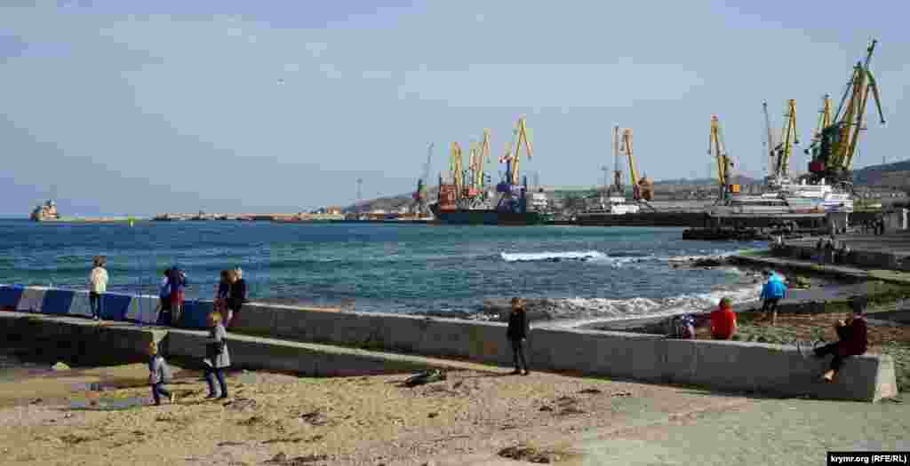 На пірсі біля Феодосійського морського порту
