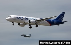 Среднемагистральный пассажирский самолет МС-21 производства корпорации "Иркут" во время полета в Иркутске, 28 мая 2017 года