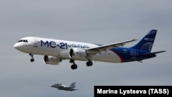 MS-21 - средноголям пътнически самолет по време на полет в Иркутск, 28 май, 2017 г.