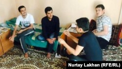 Студенты из Афганистана, обучающиеся в Казахском аграрном университете в Алматы, в общежитии. 6 октября 2017 года.