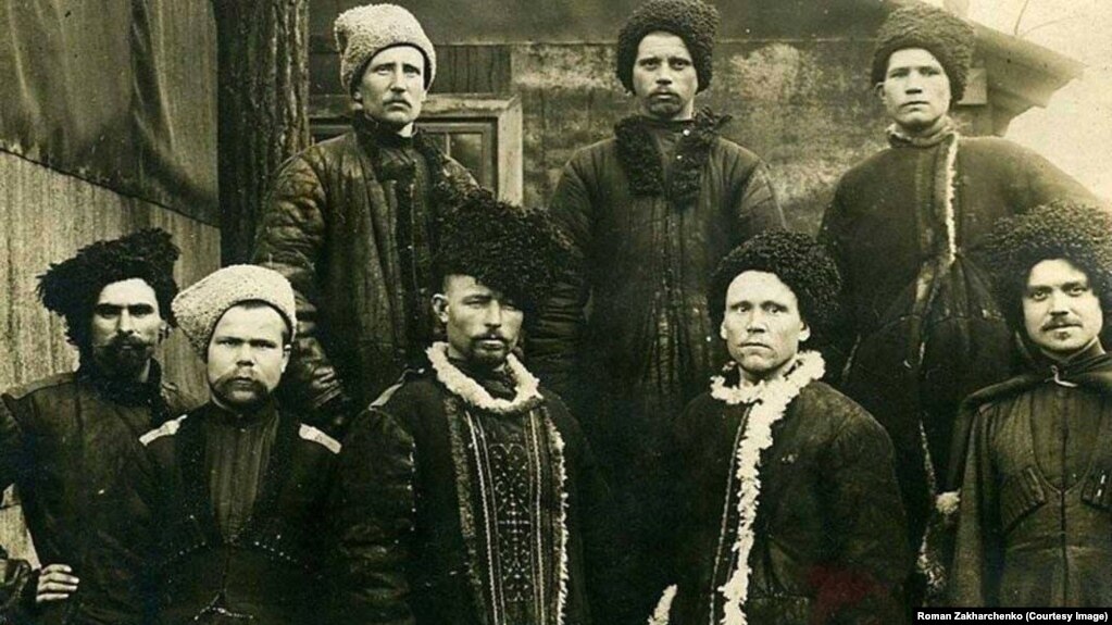 Сірий Клин. Козаки куреня імені Гетьмана Петра Сагайдачного. Сірий Клин (інша назва: Сіра Україна) – неофіційна назва Південно-Західного Сибіру і Північного Казахстану з кінця XIX–початку XX століття, де розгорнулася масова українська колонізація (загальна площа колонізованої території – 460 тисяч квадратних кілометрів). У 1917–1920 роках на Сірому Клині був розгорнутий рух за Українську Державну Автономію