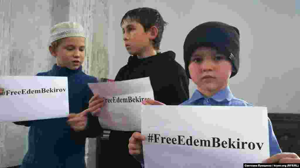 К акции присоединились дети тех, кто молился за освобождение активиста