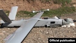Cəbhə xəttində vurulub salınmış pilotsuz uçuş aparatı.