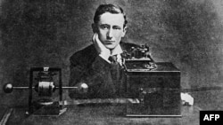 Italianul Guglielmo Marconi (1874-1937) este considerat inventator al telegrafiei fără fir, precursoare a radioului. Această inovației și celelalte contribuții în domeniu i-au adus în 1909 premiul Nobel pentru Fizică.