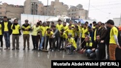 شبان متطوعون للتنظيف في مدينة كربلاء