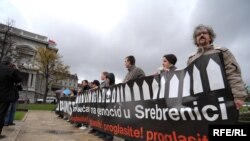 Sa jednog od protesta u Beogradu na kojem se vlast u Srbiji poziva na proglašenje Dana sećanja na genocid u Srebrenici