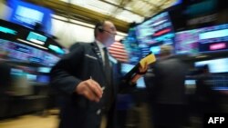 شاخص بازارهای سهام آمریکا از جمله «اس اند پی ۵۰۰» روز سه‌شنبه ۱.۷ درصد، «نزدک» بیش از یک درصد و شاخص «داوجونز» حدود ۱.۱ درصد افت داشتند.