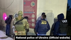 Ukrajinska policija je objavila fotografije nakon hapšenja osumnjičenih za pokušaj ubistva Radoja Zvicera, navodnog vođe Kavačkog kriminalnog klana u glavnom gradu Ukrajine. Kijev, 27. maja 2020.