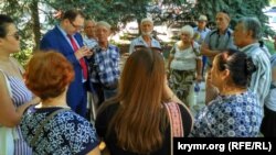 Адвокат Николай Полозов и крымчане, которые пришли поддержать Ахтема Чийгоза, 7 августа 2017 года