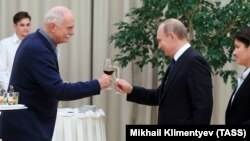  Режисьорът Никита Михалков (вляво), чийто филм 