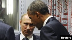 ABŞ-nyň prezidenti Barak Obama (sagda) we rus prezidenti Wladimir Putin. 