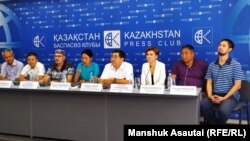 Участники пресс-конференции в Алматы, во время которой объявлено о создании Коалиции гражданских инициатив. 28 августа 2019 года.