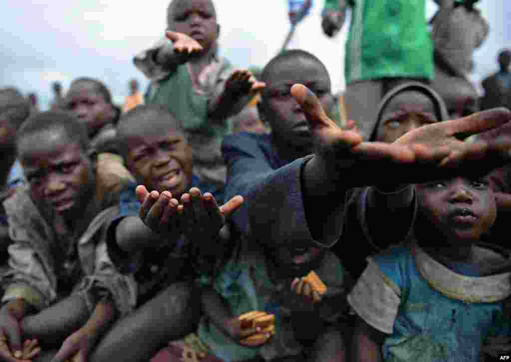 Afrika - Problem nedostatka hrane - Ova fotografija je snimljena na sjeveru Goma, u kampu Kibati, gdje djeca čekaju da dobiju hranu.