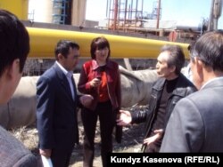 Члены инспекционной комиссии по разливам нефти в Актюбинской области.