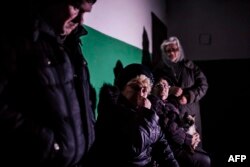 Locuitori intr-un adăpost subteran lângă Donețk.