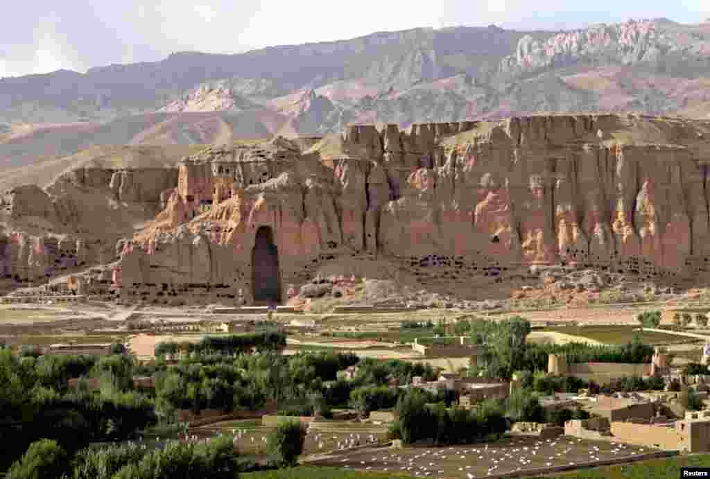 Praznina u stijeni u afganistanskoj dolini Bamijan gdje je stoljećima stajao poznati div Buddha prije no što su ga talibani uništili 2001. godine, jer je ta skupina smatrala da &quot;nije u skladu s islamskim zakonom&quot;.