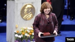 2015-ci il ədəbiyyət üzrə Nobel mükafatı laureatı, Belaruslu yazar Svetlana Aleksievich mükafatı qəbul edərkən.