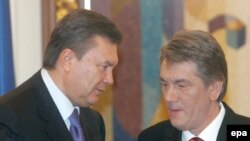 Сторона премьера Януковича и коалиция призывают не предпринимать никаких действий до решения конституционного суда. Президент Ющенко говорит о том, что эти процессы должны идти параллельно