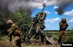 Украинские военные наносят огневой удар по скоплению российской техники с американской гаубицы M777 вблизи линии фронта Донецкой области, 6 июня 2022 года
