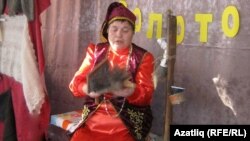 Фәридә Курманова мамык белән эшләргә өйрәтә