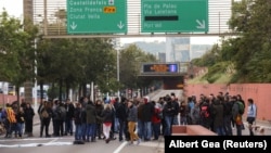 Протестующие блокируют одну из автотрасс в окрестностях Барселоны