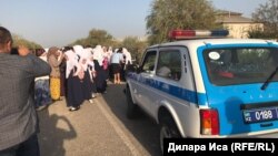 Ученицы школы села Фердауси и их родители возле полицейской машины. Иллюстративное фото.