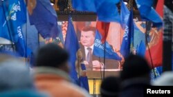Прихильники президента України дивляться прес-конференцію Віктора Януковича, Київ, 19 грудня 2013 року