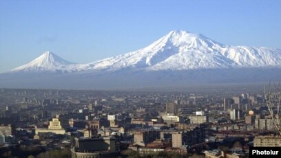 Сорғыштағы пусси және басқа көлік логотиптері