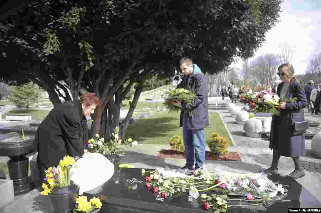 Porodica i prijatelji na grobu Zorana Đinđića u Aleji zaslužnih građana u Beogradu.
