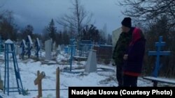 Кладбище после акта вандализма. 