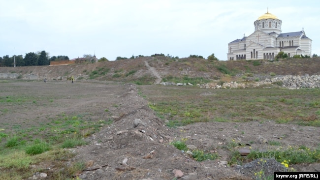 Свежая траншея на еще не раскопанном участке херсонесского городища, культурный слой поврежден, видны древние черепки. Октябрь 2019 года