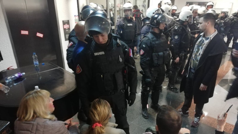 Тензии во Белград - полицијата ги изнесе демонстрантите од зградата на РТС