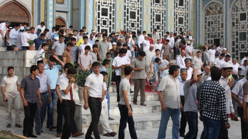 Жителей Таджикистана просят сдать садака аль-фитр главе махалли или имам-хатибу 