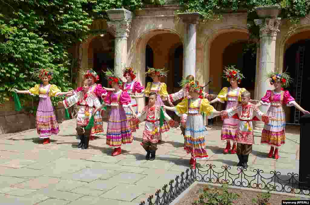 Співають і танцюють учасники ансамблю російської народної пісні &laquo;Забава&raquo;