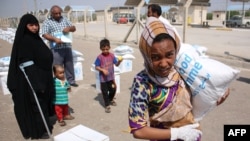 نازحون عراقيون يتسلمون مواد إغاثة من برنامج الغذاء العالمي