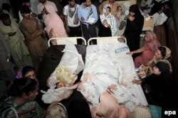 Похороны жертв "убийств во имя чести" в Пакистане