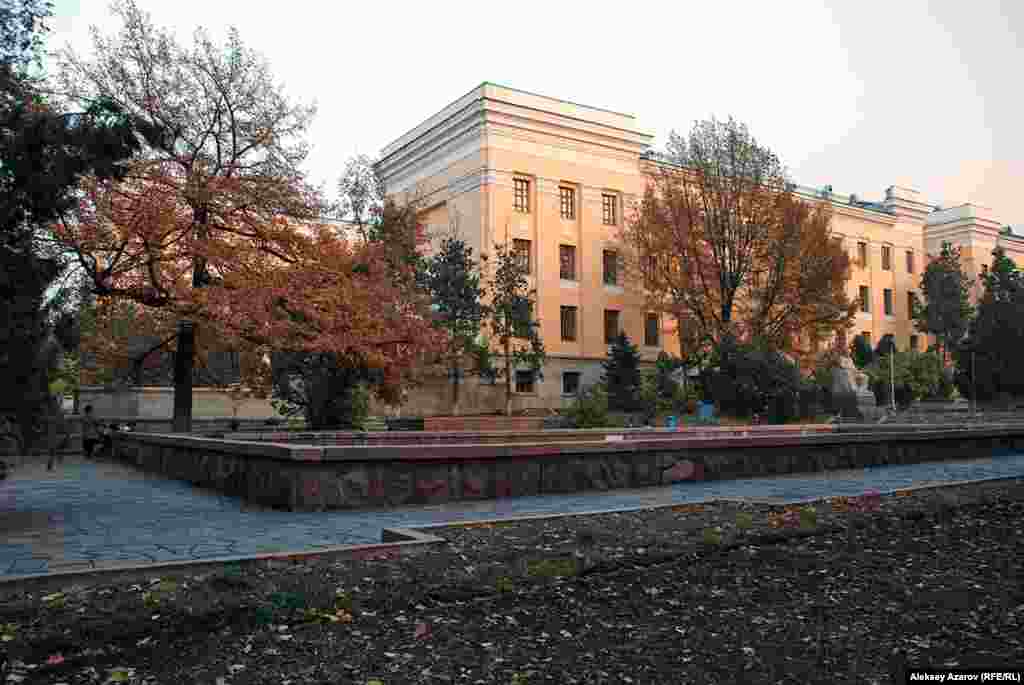 Согласно многим свидетельствам, японские пленные участвовали в строительстве здания Академии наук Казахской ССР. Алматы, 5 ноября 2013 года.