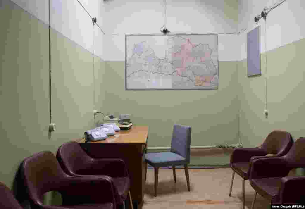 A waiting room outside the quarters reserved for the Latvian communist leader. From 1984-88, the head of the Latvian S.S.R. was Boris Pugo.