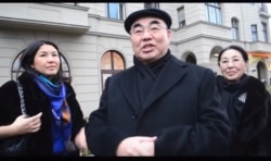 Qirg‘izistonning Birinchi prezidenti Asqar Aqayev qizi Bermet (chapda) va xotini Mayram Aqayeva bilan.