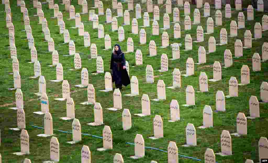 Novruz Bayramı ərəfəsində qəbirsanlığı ziyarət edən iraqlı xanım. (AFP/Safin Hamed)