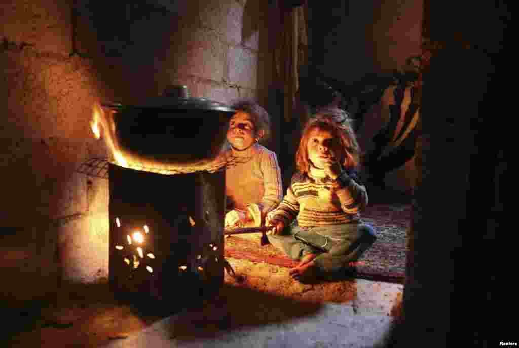 Сирийские дети греются у огня. Окрестности Дамаска. 