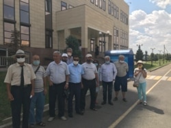 Собравшиеся у здания городской администрации активисты. Шымкент, 10 августа 2020 года.