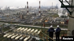 Нефтеперерабатывающий завод «Славнефть-ЯНОС» в городе Ярославле, расположенном примерно в 250 км к северо-востоку от Москвы, архивное фото