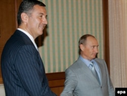 Vladimir Putin sa tadašnjim premijerom Crne Gore i liderom DPS-a Milom Đukanovićem u predsjedničkoj palači na Crnom moru, 28. avgust 2006.