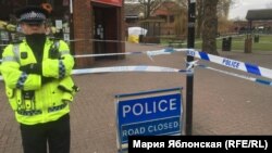 Полицейский охраняет место, где были найдены без сознания Сергей Скрипаль и его дочь