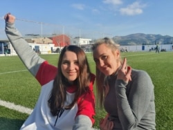 Мария Ковалева (слева) с коллегой на футбольном поле.